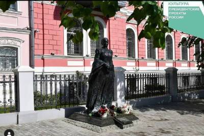 Юлия Купецкая - Памятник Анне Мараевой открыли в Серпухове. - serp.mk.ru - Московская обл.