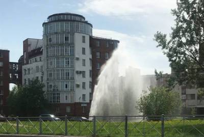 В Пушкине забил фонтан из-за прорыва аварийной трубы - neva.today - Санкт-Петербург - Павловск