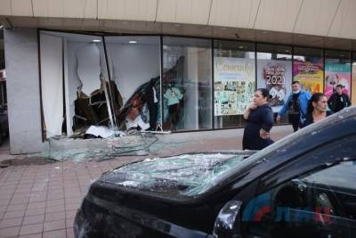 Автоледи на кроссовере въехала в стену торгового центра Луганска: ФОТО - mk.ru - Донецк - ЛНР - Луганск