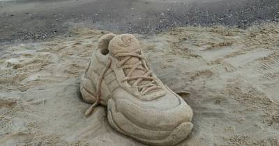 Алеся Украинка - В Одессе на берегу моря появился огромный кроссовок: фото - tsn.ua - Луцк - Одесса