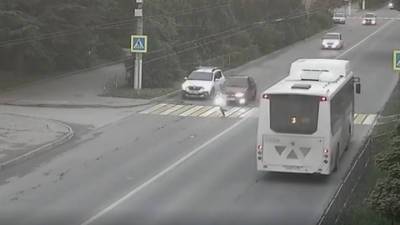 Не заметили друг друга: авария на пешеходном переходе попала на видео - vesti.ru - Севастополь