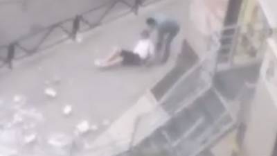 Балкон обрушился на мужчину во время песчаной бури в Астрахани - iz.ru - Израиль - Астрахань