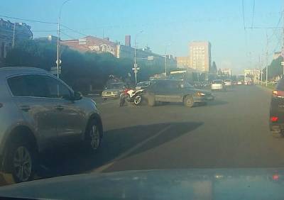 На Первомайском проспекте мотоциклист влетел в легковушку - ya62.ru - Рязань