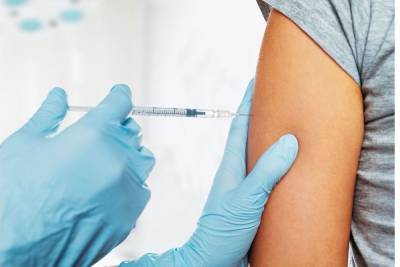 Приглашение на вакцинацию от COVID-19 получили 370 тысяч жителей Петербурга - spb.mk.ru - Петербурга