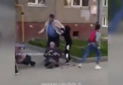 Повалил на землю и стал пинать: В Уфе пьяный мужчина избил двух бабушек на улице - reendex.ru - Уфа