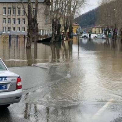 В Таштаголе вода затопила улицы из-за размыва защитной дамбы - gazeta.a42.ru