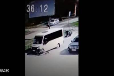 В Омске любитель алкоголя украл коньяк и попал под маршрутку - omsk.mk.ru - Омск