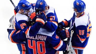 Семен Варламов - Остон Мэттьюс - Семен Варламов признан третьей звездой дня в НХЛ - vesti.ru - Бостон - Нью-Йорк - Нью-Йорк