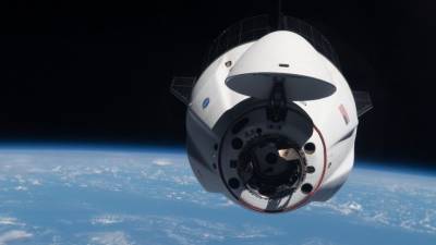 Космический корабль Crew Dragon с четырьмя астронавтами вернулся на Землю — видео - 5-tv.ru