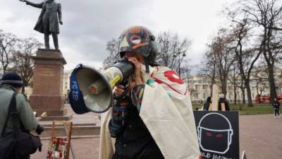 Павел Крисевич - Выставку картин в поддержку политзаключенных на площади Искусств прервали полицейские - piter.tv - Санкт-Петербург