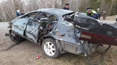Два человека погибли при опрокидывании автомобиля в Свердловской области - usedcars.ru - Свердловская обл.