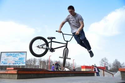 Трюки на BMX: как одновременно прыгать, крутиться и подлетать (видео) - lipetskmedia.ru