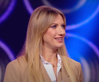 Алеся Никитюк - Вырез до самой подмышки: Леся Никитюк сразила божественной нежностью пасхального образа - ukrainianwall.com