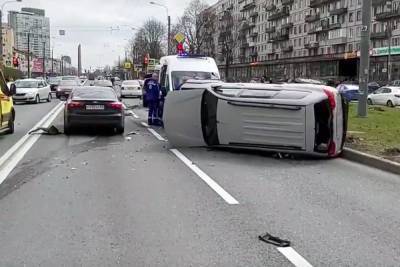 На юге Петербурга перевернулся Mitsubishi с беременной пассажиркой - abnews.ru - Санкт-Петербург