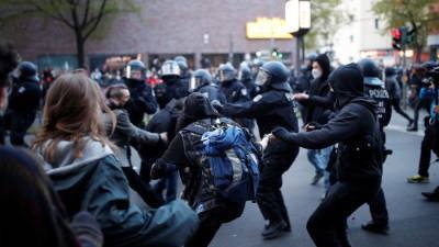 На первомайских демонстрациях в Берлине задержали более 300 человек - iz.ru - Берлин