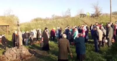 Прямо из ведра: в Харьковской области священник креативно подошел к освящение куличей (видео) - tsn.ua - Харьковская обл.