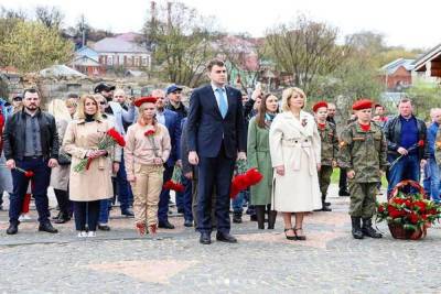 Юлия Купецкая - Глава Серпухова и спортсмены почтили память павших героев - serp.mk.ru