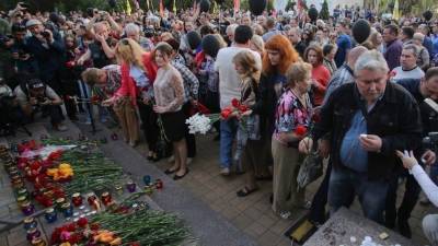 Украинские националисты провели марш в честь годовщины трагедии в Одессе - 5-tv.ru - Одесса