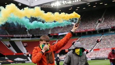 Фанаты МЮ прорвались на поле Олд Траффорд, протестуя против Глейзеров - sportarena.com - Англия - Лондон