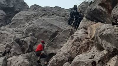 В Крыму турист застрял на отвесной скале - vesti.ru - Крым - Севастополь