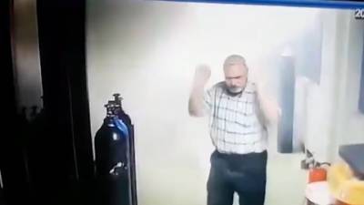 Мужчина пытался сжечь ковидную больницу в Багдаде - vesti.ru - Ирак - Багдад