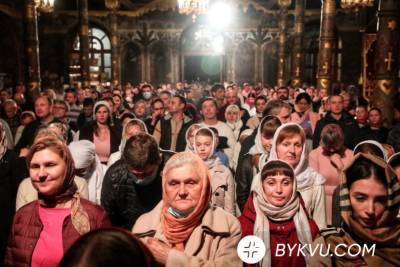 Натовп та без масок: як у Лаврі забули про карантин під час богослужінь, – відео - bykvu.com