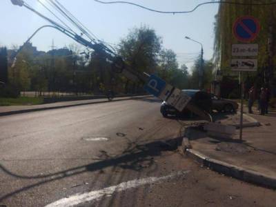 «Лада» и «Форд» снесли столб в центре Воронежа - gorcom36.ru - Воронеж