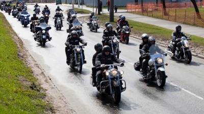 Участники мотомарша «Дороги Победы 2021» посетили Пискаревское кладбище - 5-tv.ru - Санкт-Петербург