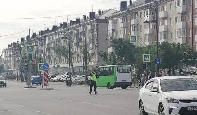 В Тюмени на Республики — Мельникайте пробка. Движение регулируется вручную - nashgorod.ru - Тюмень
