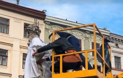 Во Львове античных богов одели в вышиванки (ВИДЕО) - enovosty.com - Львов