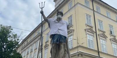 День вышиванки 20 мая – во Львове фонтан Нептун одели в белую рубашку и джинсовые шорты - ТЕЛЕГРАФ - telegraf.com.ua - Львов
