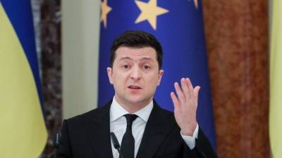 Владимир Зеленский - В Киеве снова собралась толпа желающих задать «неудобные» вопросы Зеленскому - 5-tv.ru - Киев