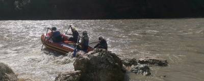 В Адыгее продолжаются поиски упавшего в реку туриста - runews24.ru - респ. Адыгея - район Майкопский