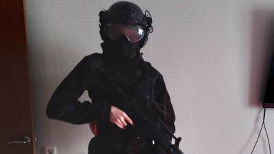 Выпускник пришел в школу с оружием и в экипировке «по приколу» - abnews.ru