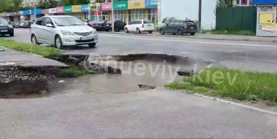 В Киеве на метро Черниговская образовалась яма, из-за прорвавшегося наружу кипятка, видео - ТЕЛЕГРАФ - telegraf.com.ua - Киев - район Днепровский, Киев - район Киева