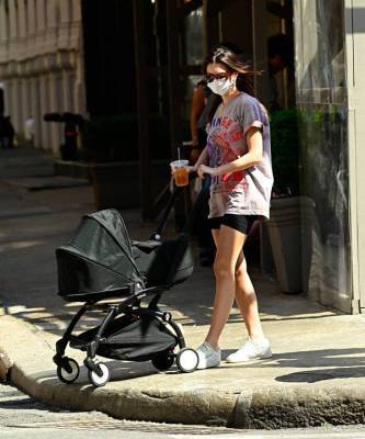 Эмили Ратаковски - В чем гуляет с ребенком самая стильная мама Нью-Йорка? - skuke.net - Нью-Йорк - Нью-Йорк