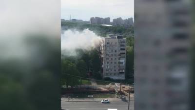 Пожар на Руставели тушат три спецмашины спасателей - piter.tv - Санкт-Петербург - район Калининский
