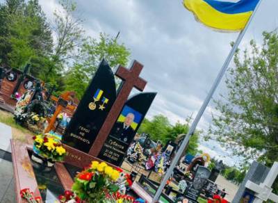 На Луганщине почтили память Героя Украины - lenta.ua