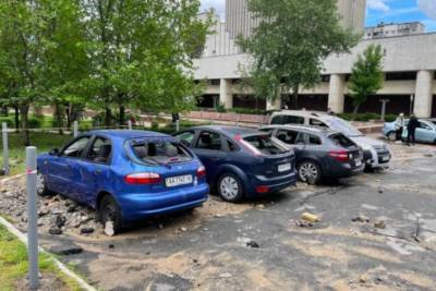 В Киеве произошел прорыв трубы - мощный фонтан разбил припаркованные автомобили - rupor.info - Киев - Голосеевск