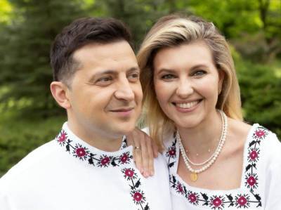 Владимир Зеленский - Елена Зеленская - "Ответ на попытки присвоить наш борщ". Соцсети решили, что Зеленский надел российскую косоворотку в День вышиванки (на самом деле это не так) - gordonua.com - Днепропетровская обл.
