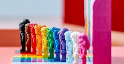 Lego - Разноцветные и без пола: Lego выпустила набор с ЛГБТ-персонажами - reendex.ru