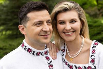 Владимир Зеленский - Мария Захарова - Елена Зеленская - Владимир Александрович - Захарова пожалела Зеленского в русской косоворотке: Держитесь там - mk.ru