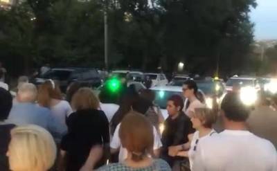 Никола Пашинян - В Ереване люди вышли на акцию протеста с требованием не подписывать документ по границе с Азербайджаном - reendex.ru - Москва - Азербайджан - Ереван