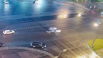 Момент аварии с участием автомобиля ДПС в Питере попал на видео - vesti.ru