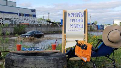 Петербуржцы превратили подтопленный Дизельный проезд в местный курорт - piter.tv - Санкт-Петербург - р-н. Московский