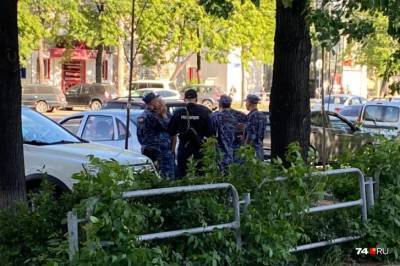К челябинской гимназии стянули силовиков из-за шестиклассницы с пистолетом - runews24.ru - Челябинск