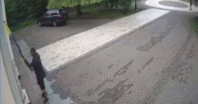 Правоохранители задержали мужчину, который в центре Киева поиздевался над флагом Украины (ФОТО) - dsnews.ua - Киев - Херсон