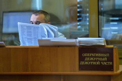 Подозреваемый в грабеже россиянин умер в отделении полиции после нападения жены - lenta.ru - Челябинск - Новосибирская обл. - Бердск