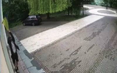 Надругавшийся над флагом Украины мужчина получил подозрение - korrespondent.net - Украина - Киев - Херсон