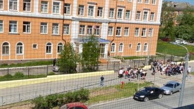 Пострадавшая от рук лицеиста учительница получила ножевое ранение шеи - vesti.ru - Пермский край